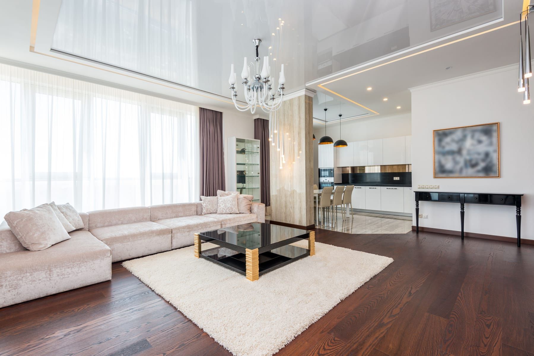 Modern living room with curved furniture, a floating layout and layered lighting