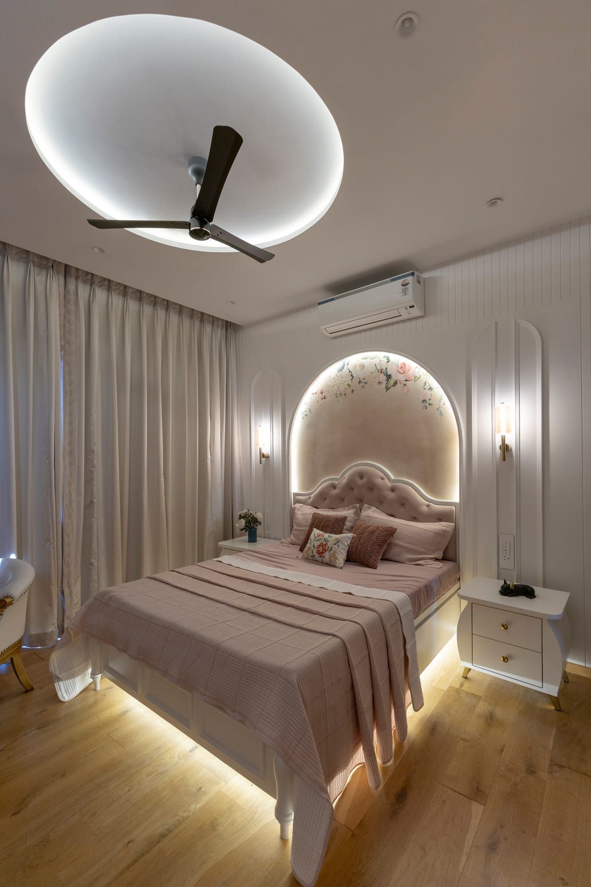 Cove and profile ceiling with continuous linear lighting and warm ambient illumination