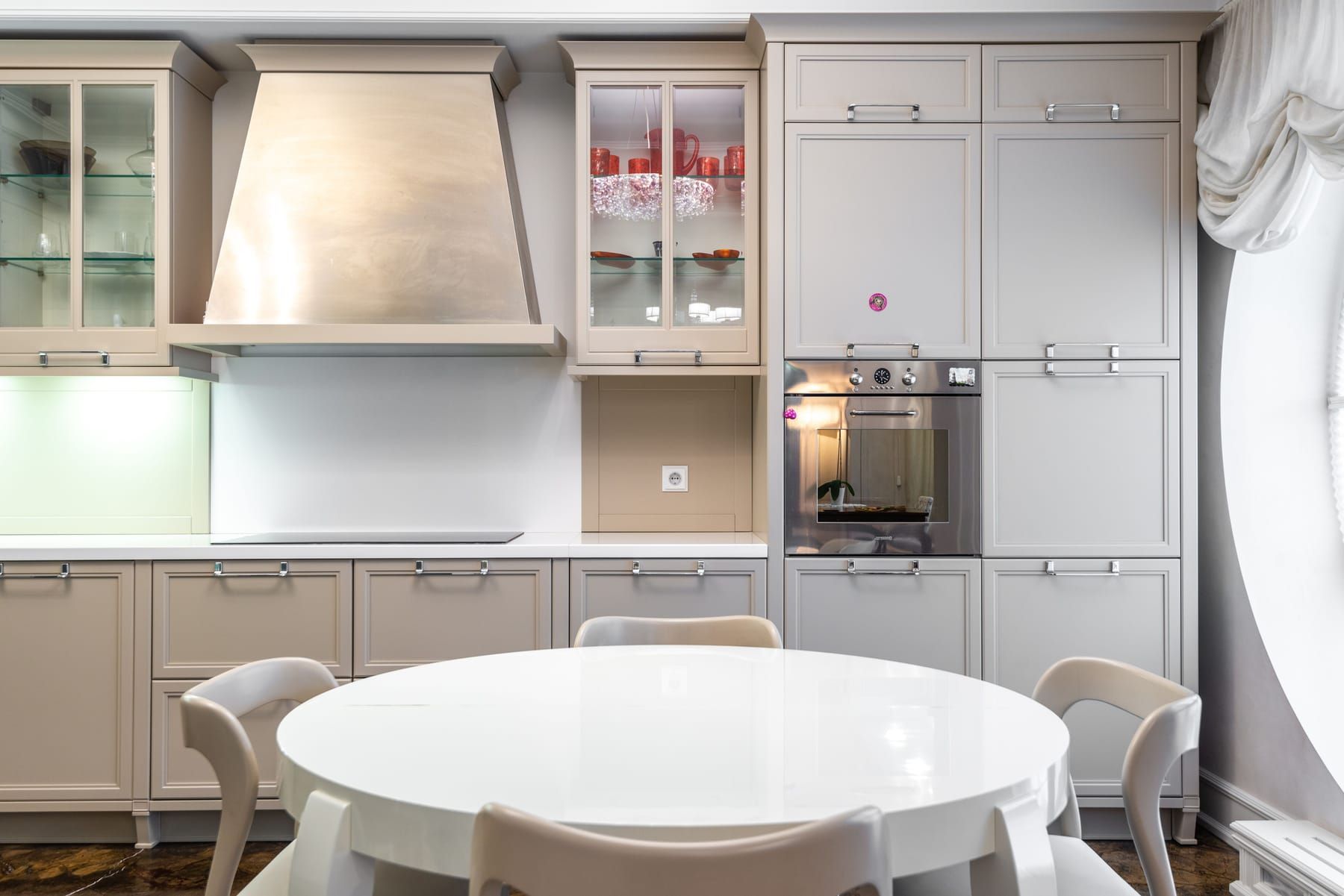 Base, tall and wall units with pull-out drawers included in a SpazioLiv modular kitchen