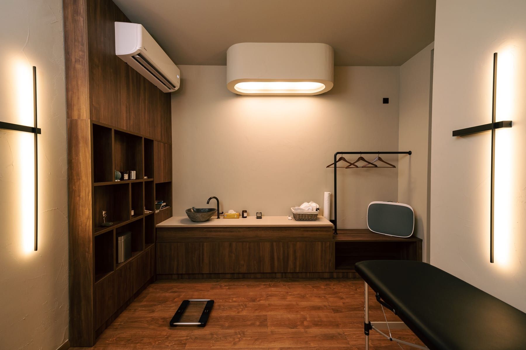 Reception, consultation room and pharmacy spaces covered in a SpazioLiv clinic interior