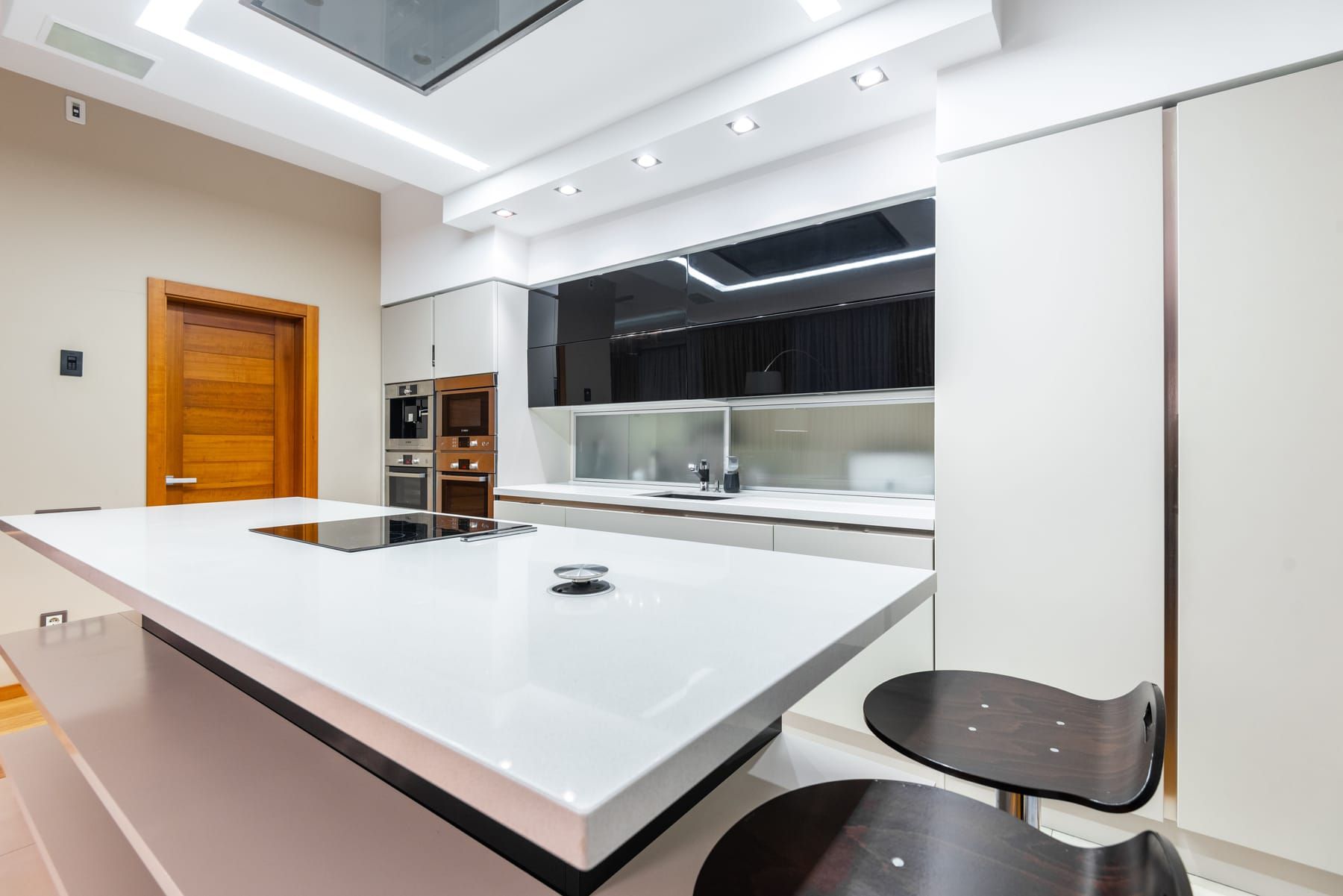 L-Shaped Sleek Kitchen With Islands