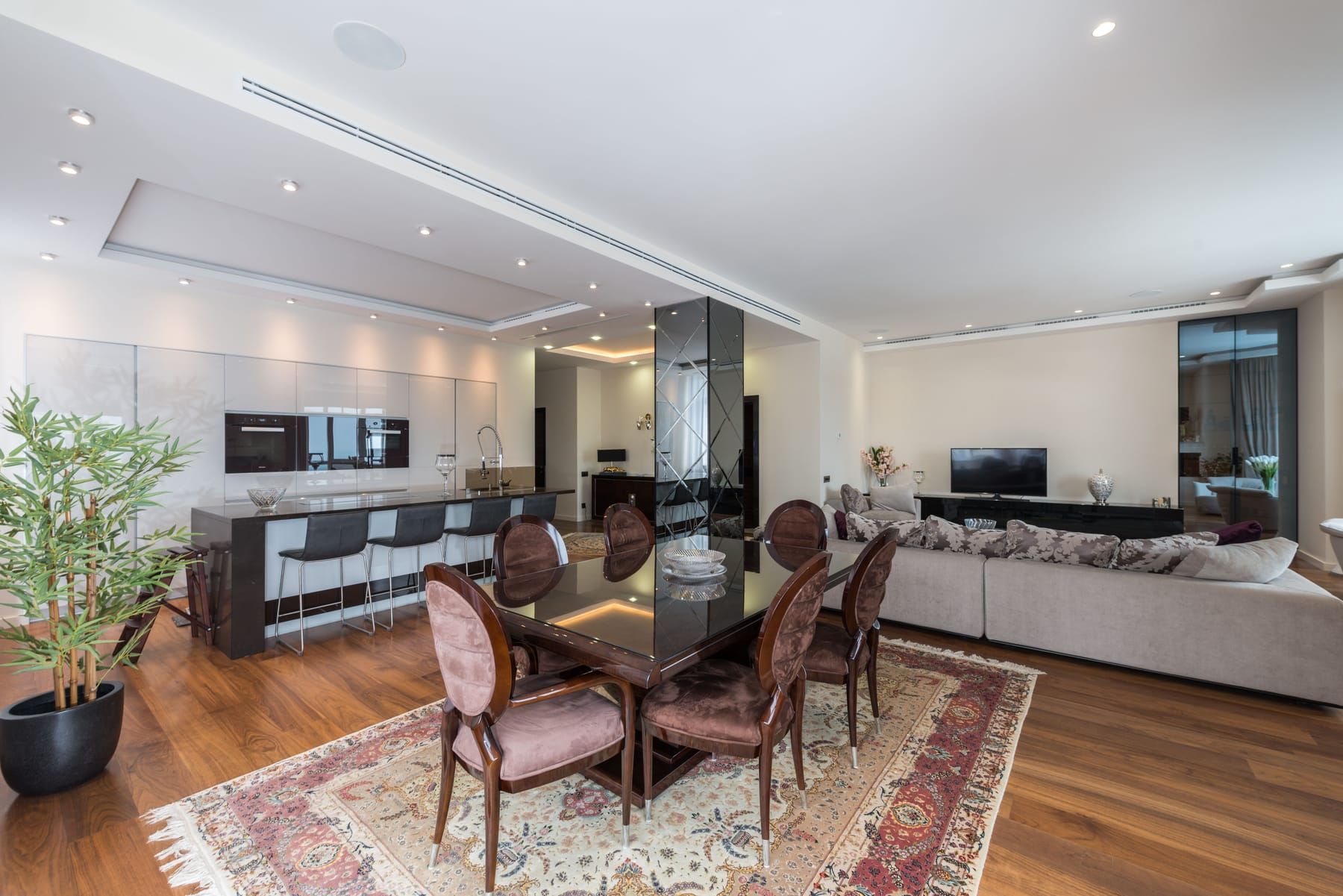 The Ceiling-Defined Layout