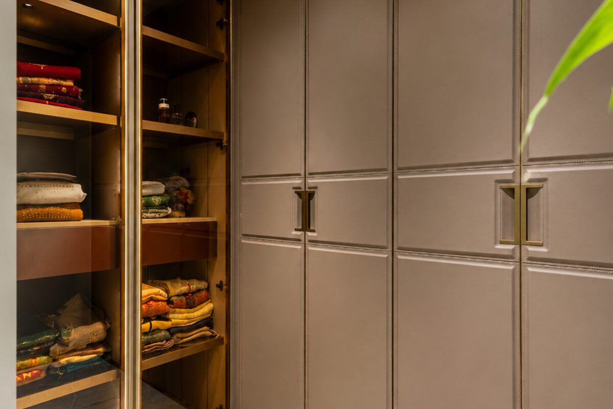 Walk-in wardrobe suite project by SpazioLiv